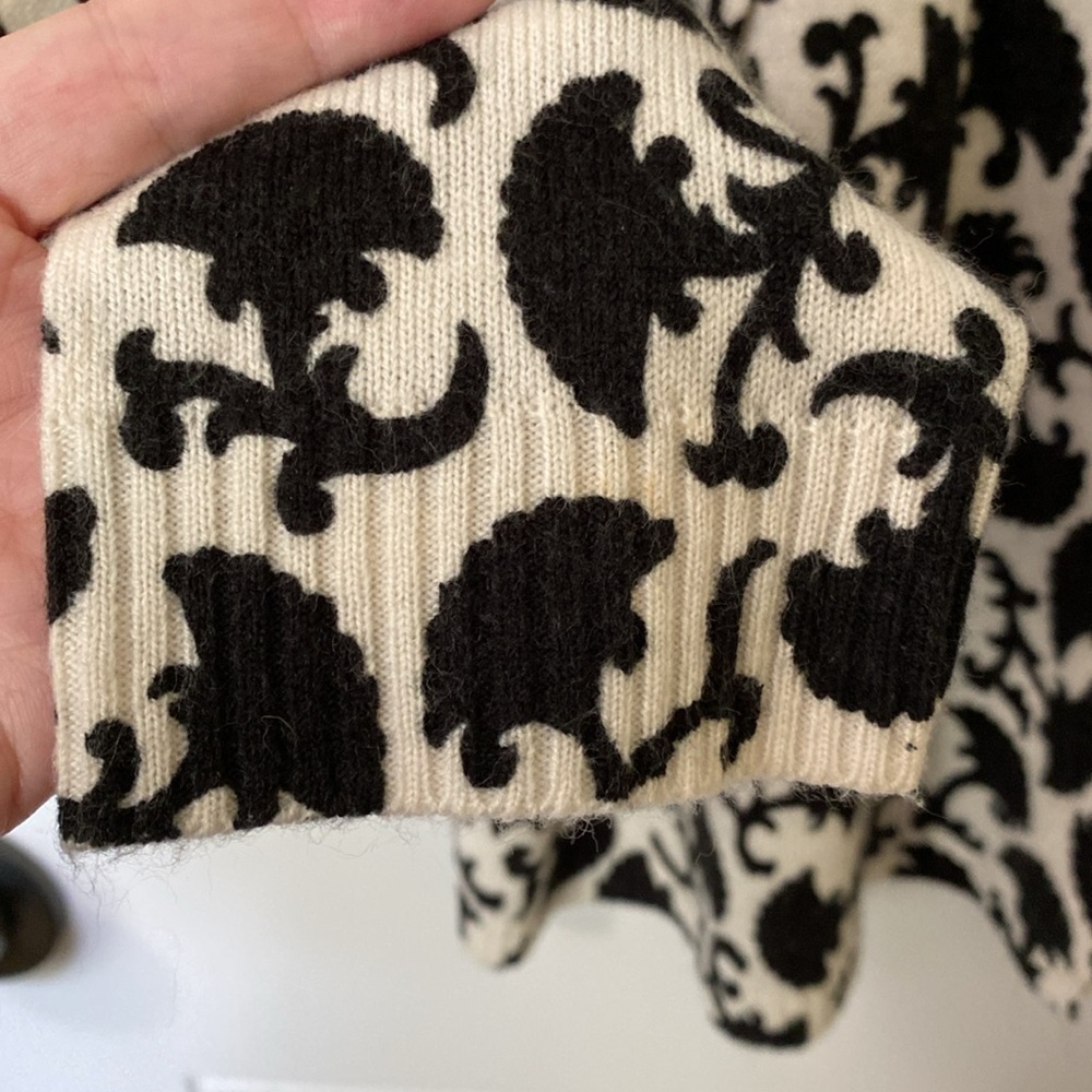 Delia’s sweater - Picture 7 of 9